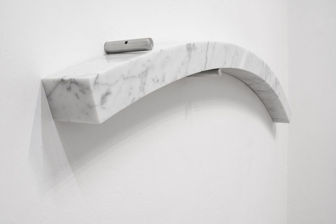 Emmanuele De Ruvo – L’importanza dell’orizzontehttps://www.exibart.com/repository/media/formidable/11/img/dc1/22-Curva-di-flessione-2023 marmo-di-carrara-e-acciaio-inox forze-gravità 120-x-175-x-66-cm-22-1068x712.jpg